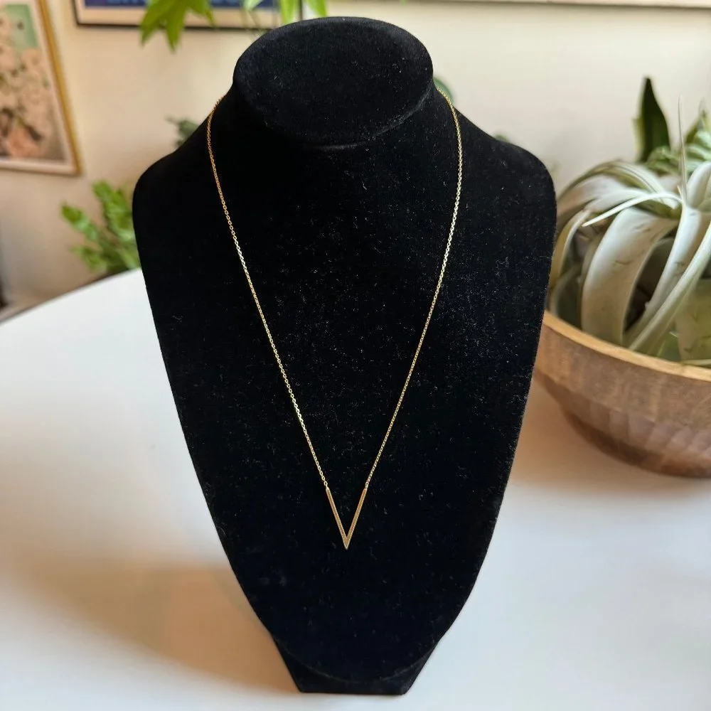 V Gold Tone Necklace - Picture 1 of 4